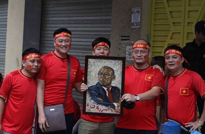 Hàng vạn CĐV đổ về Hàng Đẫy cổ vũ tuyển Việt Nam đấu Campuchia