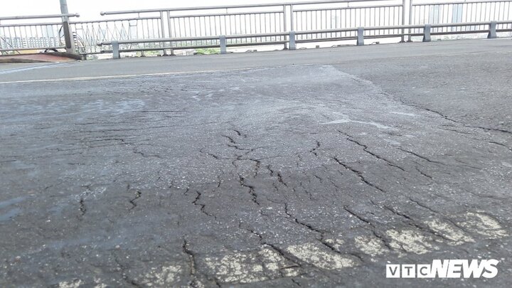 ‘Tấm áo vá’ trên mặt đường cầu dây võng lớn nhất Việt Nam: Lãnh đạo Sở GTVT Đà Nẵng chỉ đạo xử lý