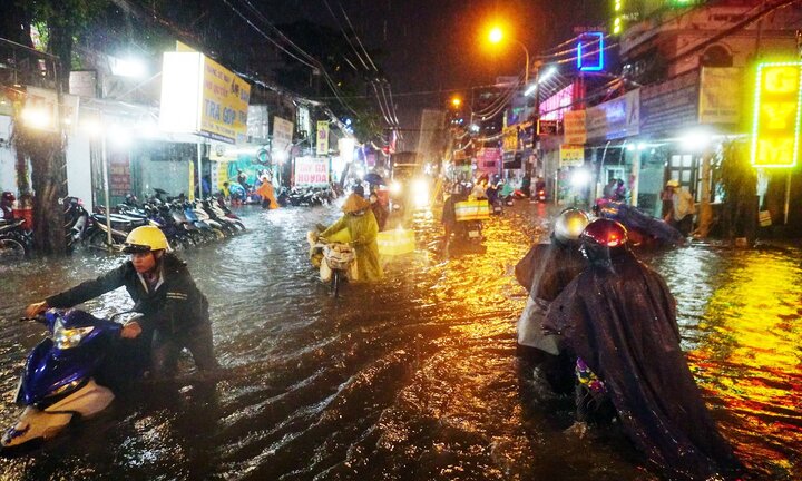Tối nay, TP.HCM mưa rất to kèm dông, lốc xoáy