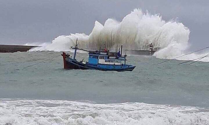 Nước biển dâng cao 4m tràn vào nhà, gần 100 người dân ở Bình Thuận khẩn cấp di dời