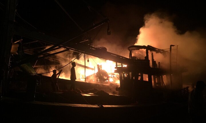 Đang neo đậu trú bão số 9, hai tàu cá bốc cháy