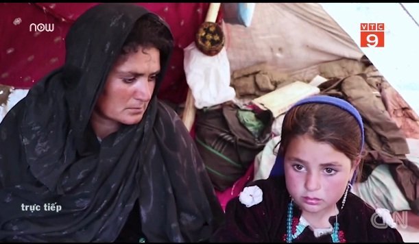 Xót xa người mẹ phải bán con gái để mua thức ăn cho gia đình