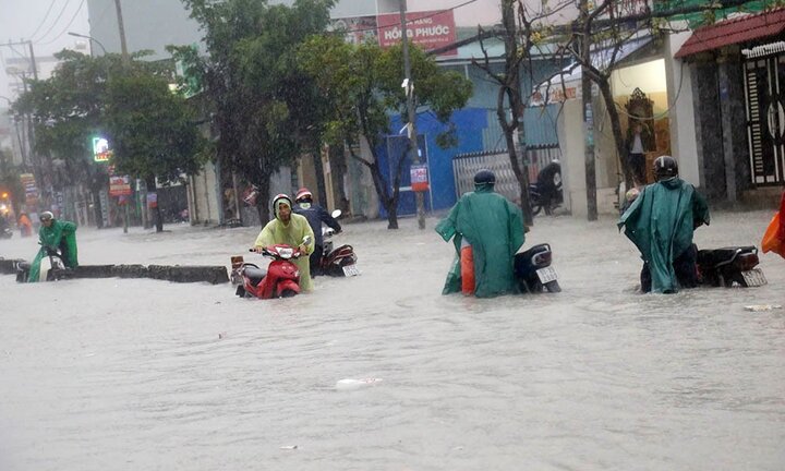 TP.HCM mưa trắng trời, phố biến thành sông, cây đổ đè chết người