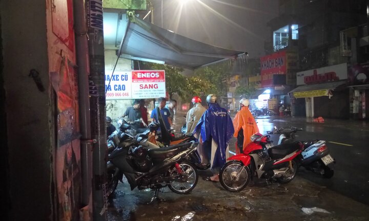 Thợ sửa xe máy kiếm bộn trong đêm mưa ngập lịch sử ở TP.HCM