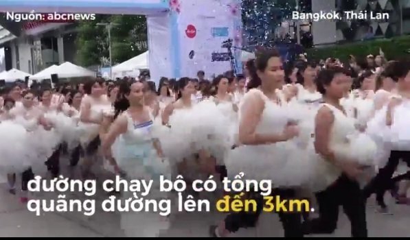 Hàng trăm cô dâu mặc váy cưới chạy đua hơn 3 km