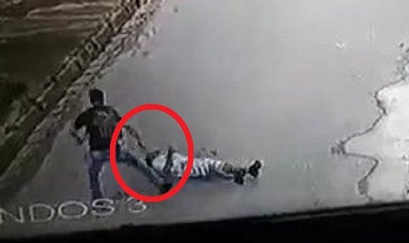 Clip: Mang súng giả đi cướp, bị nạn nhân đánh tơi bời giữa đường