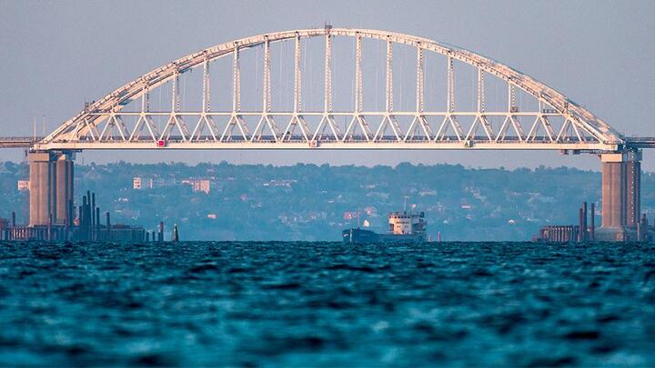 Ukraine đề xuất thiết quân luật sau khi tàu chiến đụng độ với Hải quân Nga trên Biển Đen