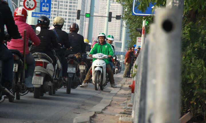 Ảnh: Hàng rào sắt trên vỉa hè đường Tố Hữu bị người đi ngược chiều vô hiệu