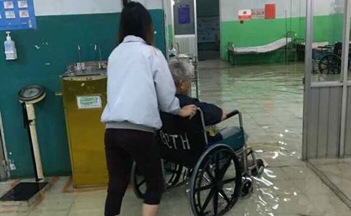 TP.HCM ngập nặng, bác sĩ bì bõm lội nước cứu bệnh nhân