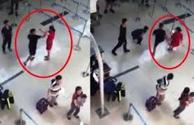 Clip: Vụ côn đồ đánh nữ nhân viên sân bay từ một góc quay khác