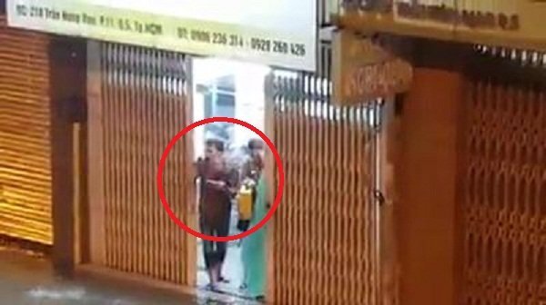 Clip: Thanh niên hát 'Gọi đò' trên phố ngập Sài Gòn