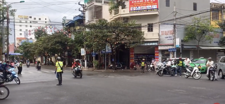 Nhóm 'phượt thủ' ngang nhiên chặn ngã tư ở Nam Định: Hành vi vô văn hóa, có thể bị phạt tù