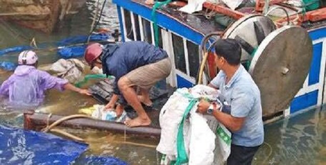 Mưa gió, sóng lớn đánh chìm 2 tàu cá ở Quảng Nam