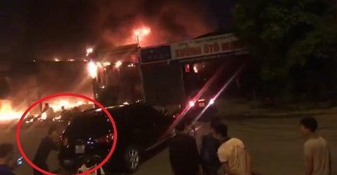 Clip: Cận cảnh lửa thiêu rụi gara ô tô, dân cuống cuồng di chuyển xe ra ngoài
