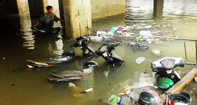 Clip: Hầm gửi xe hóa bể bơi, dân Sài Gòn xót xa nhìn xe ngâm trong biển nước