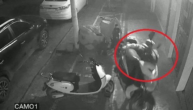 Clip: Bẻ khóa bất thành, trộm nhấc bổng xe máy bê đi