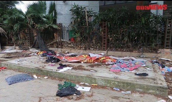 Video: Công viên thuộc top 10 công viên đẹp nhất Hà Nội ngập ngụa rác thải