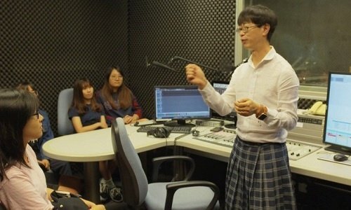 Nam giáo sư thích mặc váy, trang điểm khi lên giảng đường