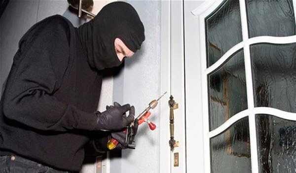 Trộm đột nhập công ty, rinh két sắt nặng 140kg ở TP.HCM