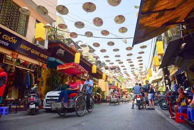 Video: Con phố ở Hà Nội lột xác nhờ hơn 1.000 chiếc nón lá