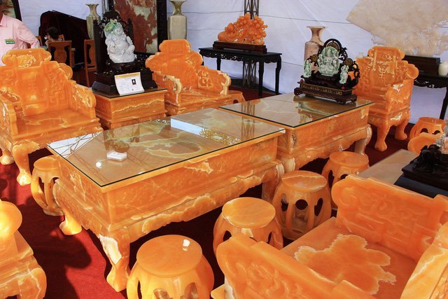 Ngắm bộ bàn ghế quý tộc làm từ 50 tấn ngọc Hoàng Long, giá 8 tỷ đồng ở Hà Nội