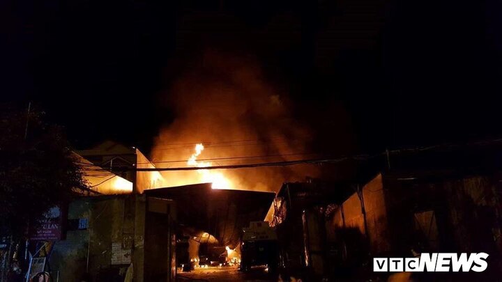 Cháy bãi xe bồn chở xăng ở Khánh Hoà