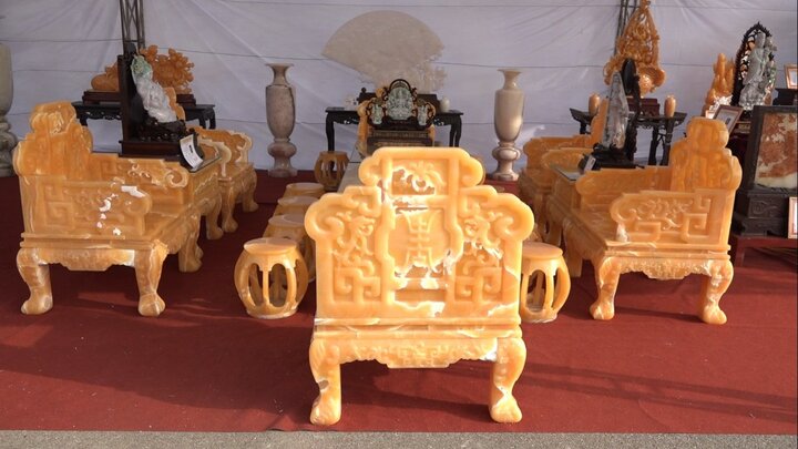 Cận cảnh bộ bàn ghế đúc từ 50 tấn ngọc Hoàng Long giá 8 tỷ đồng ở Hà Nội