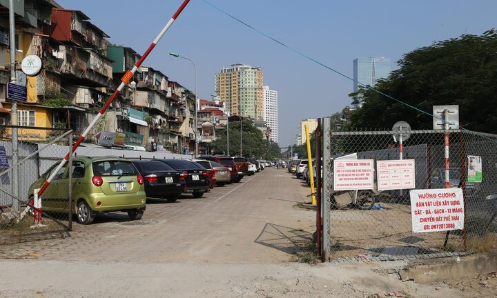 Ảnh: Bãi đỗ xe thông minh 'đắp chiếu', biến thành nơi trông xe truyền thống tại Hà Nội