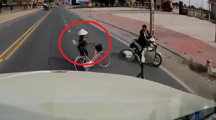 Clip: Người đi xe đạp liều chết lao sang đường, tài xế container phanh 'cháy lốp'