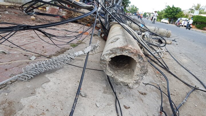 Truy tìm tài xế lái ô tô Lexus tông trụ điện gãy thành 3 đoạn ở Cà Mau