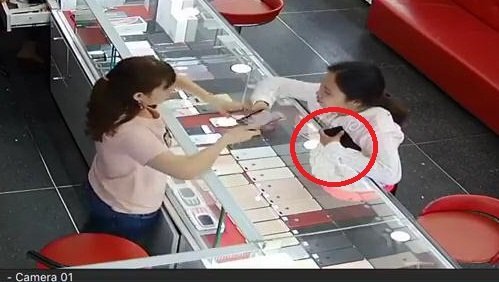 Clip: Nữ quái trộm iPhone X dễ như bỡn trước mặt người bán hàng
