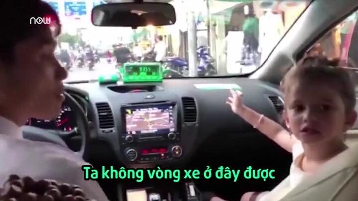 Clip: Bé gái làm thông dịch viên cho mẹ và chú taxi gây bão mạng