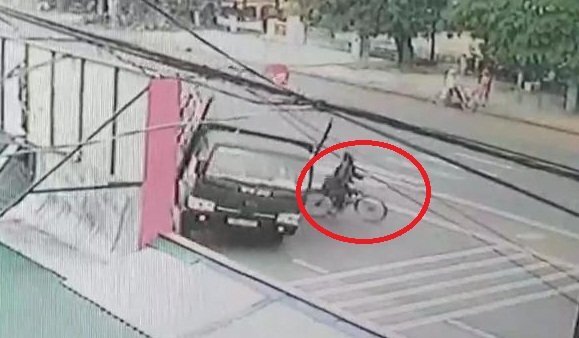 Clip: Cụ ông sang đường kiểu cảm tử, xe tải chở gỗ lật nhào thảm khốc