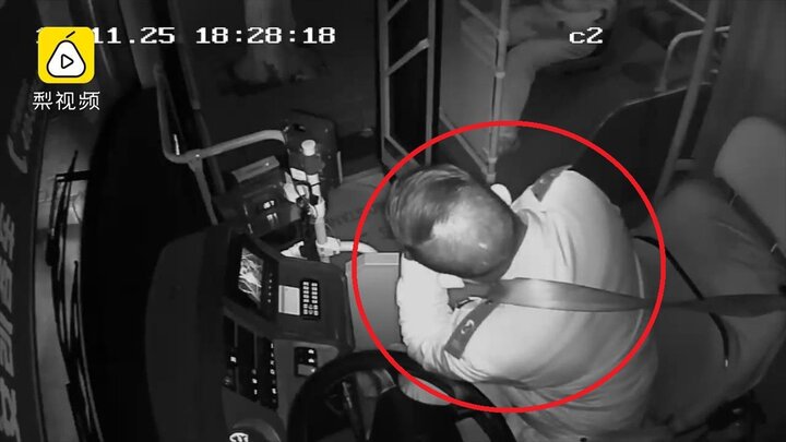 Clip: Tài xế đau tim cứu mạng hành khách trước khi gục đầu xuống vô lăng