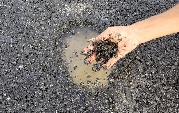 Mặt đường cao tốc Đà Nẵng – Quảng Ngãi lại tiếp diễn ‘điệp khúc’ ổ gà