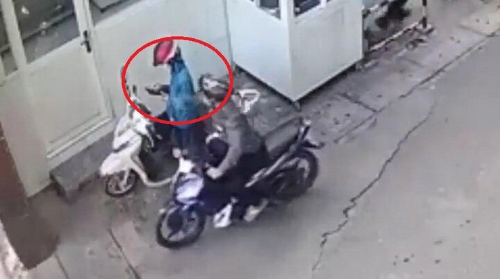 Clip: Cướp giật điện thoại nhanh như chớp, cô gái bất lực đuổi theo