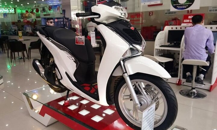 Chuẩn bị mùa cao điểm mua sắm, Honda SH lại đội giá trên 15 triệu đồng/xe