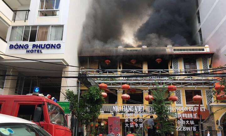 Nhà hàng ở Nha Trang cháy dữ dội, hàng chục thực khách Trung Quốc tháo chạy