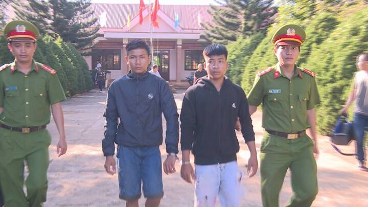 2 thiếu niên rượt đuổi, đánh chết người trên phố