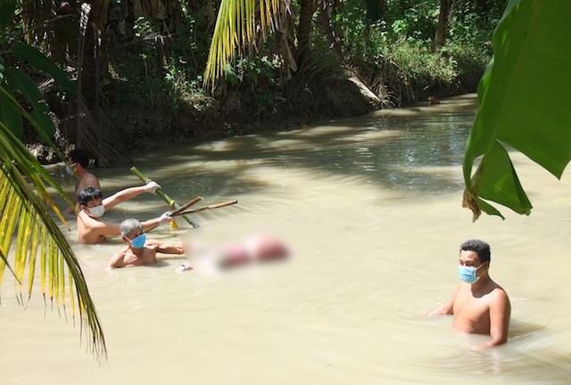 Thi thể người phụ nữ bị trói hai chân dưới mương nước ở Trà Vinh