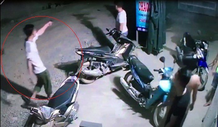 Vác súng đi giải quyết mâu thuẫn, 2 người bị thương sau tiếng nổ chát chúa