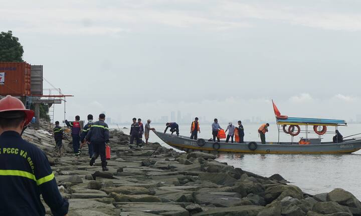 Tàu chở dầu đâm vào chân cầu cảng Đà Nẵng