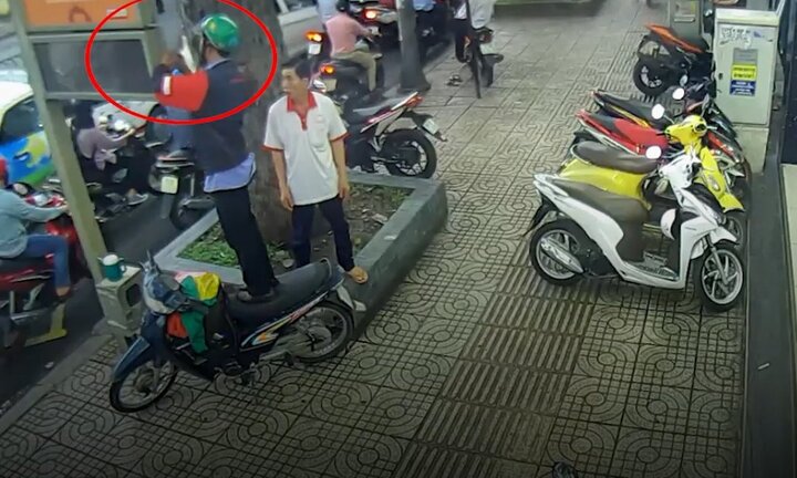 Thanh niên thản nhiên trộm thiết bị giao thông công cộng ở TP.HCM