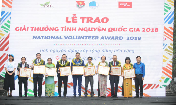 Tuyên dương 20 câu lạc bộ, nhóm tình nguyện xuất sắc hoạt động vì cộng đồng