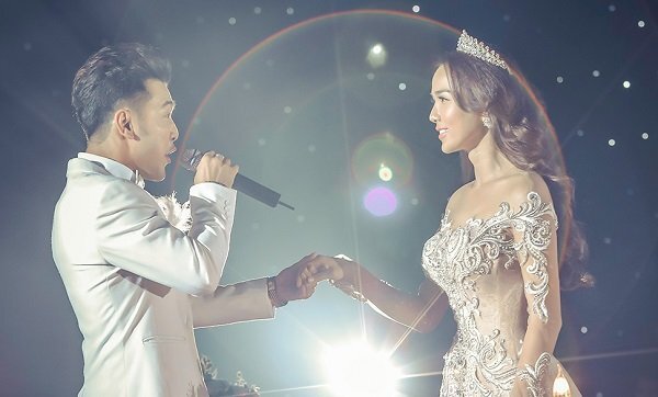 Ưng Hoàng Phúc xúc động ôm chặt vợ, nghẹn ngào trong tiệc cưới