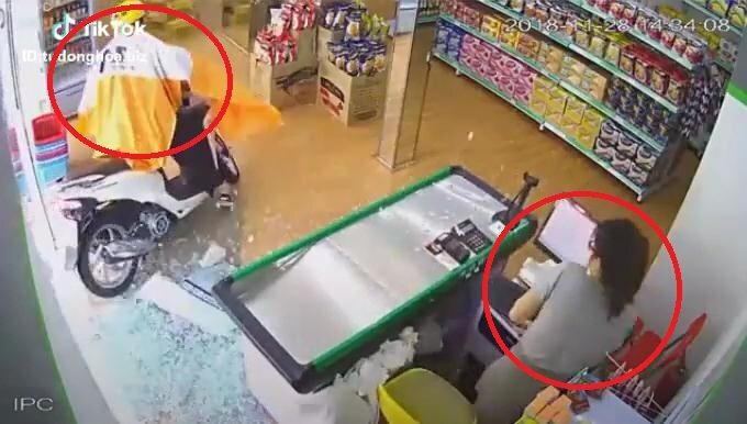 Clip: Nữ 'ninja' lao xe tông vỡ kính cửa hàng, dọa nhân viên sợ khiếp vía