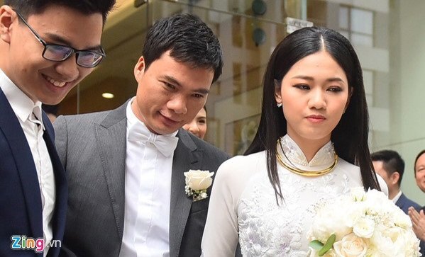 Á hậu Thanh Tú nắm chặt tay chồng CEO trong lễ đón dâu