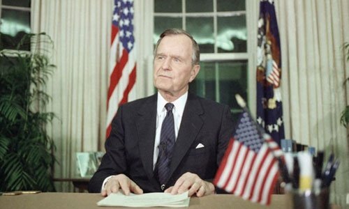 Ông Trump điều không lực Một chở thi hài cố Tổng thống George H.W. Bush tới Washington
