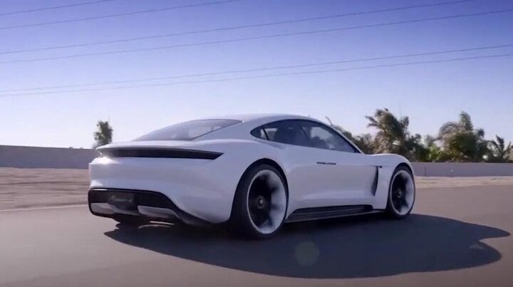 Porsche ra mắt ô tô điện: Sạc 20 phút đi được 400 km