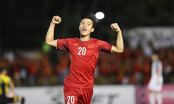 Phan Văn Đức 'xâu kim' thủ môn Philippines, tuyển Việt Nam dẫn 2-1